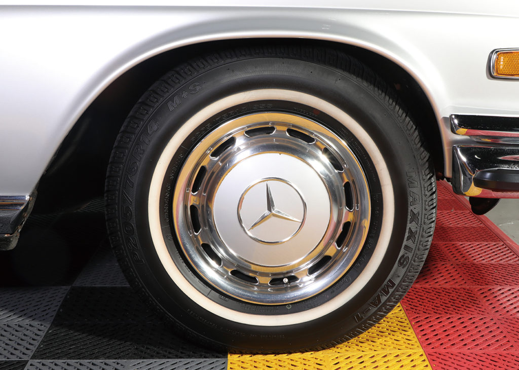 【クラシック＆ヤングクラシックを楽しむ MercedesBenz & BMW】ハンドメイドメルセデスの最終型クーペという超希少モデル