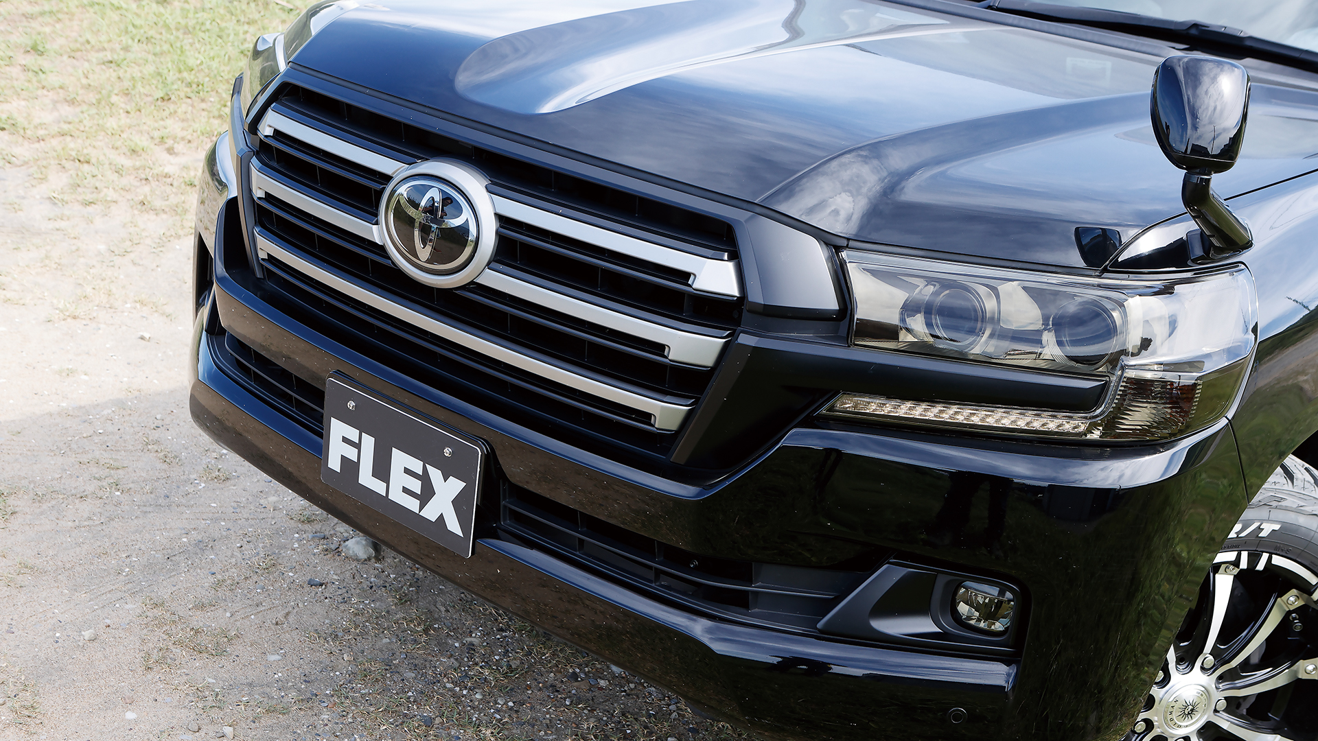 FLEX」新型がデビューした今だからこそ先代200系がまさに〝最旬〟シンプルな漆黒仕上げで魅力を倍増｜LETS GO 4WD WEB