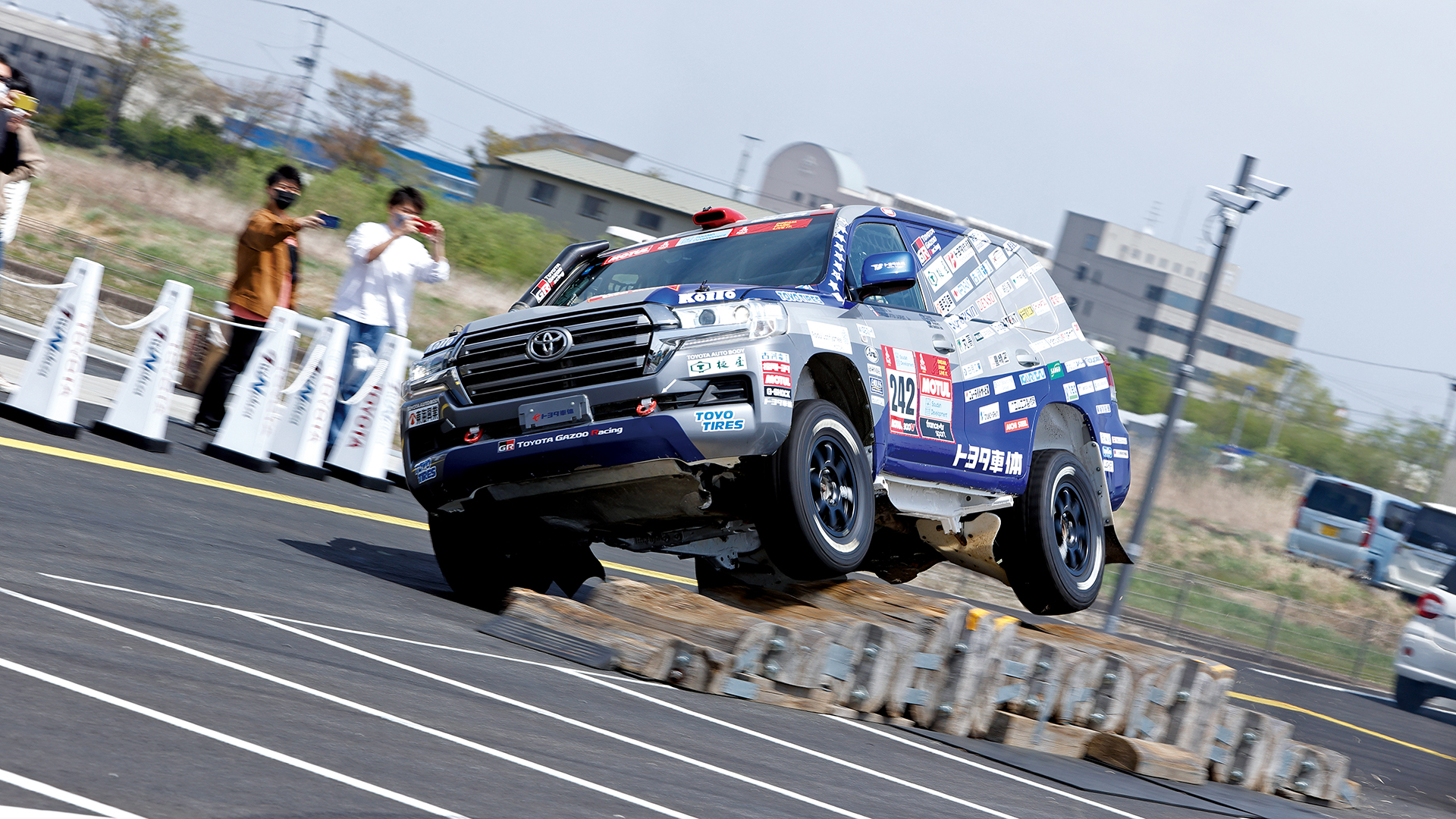 日本最強の呼び声高いランクルがディーラーの敷地内を駆け巡る！｜LETS