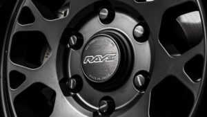 RAYS】荒々しいブロックのオフロードタイヤや、ホワイトレタータイヤとのコンビネーションは抜群「TEAM DAYTONA M9 BLACK  EDITION」｜LETS GO 4WD WEB