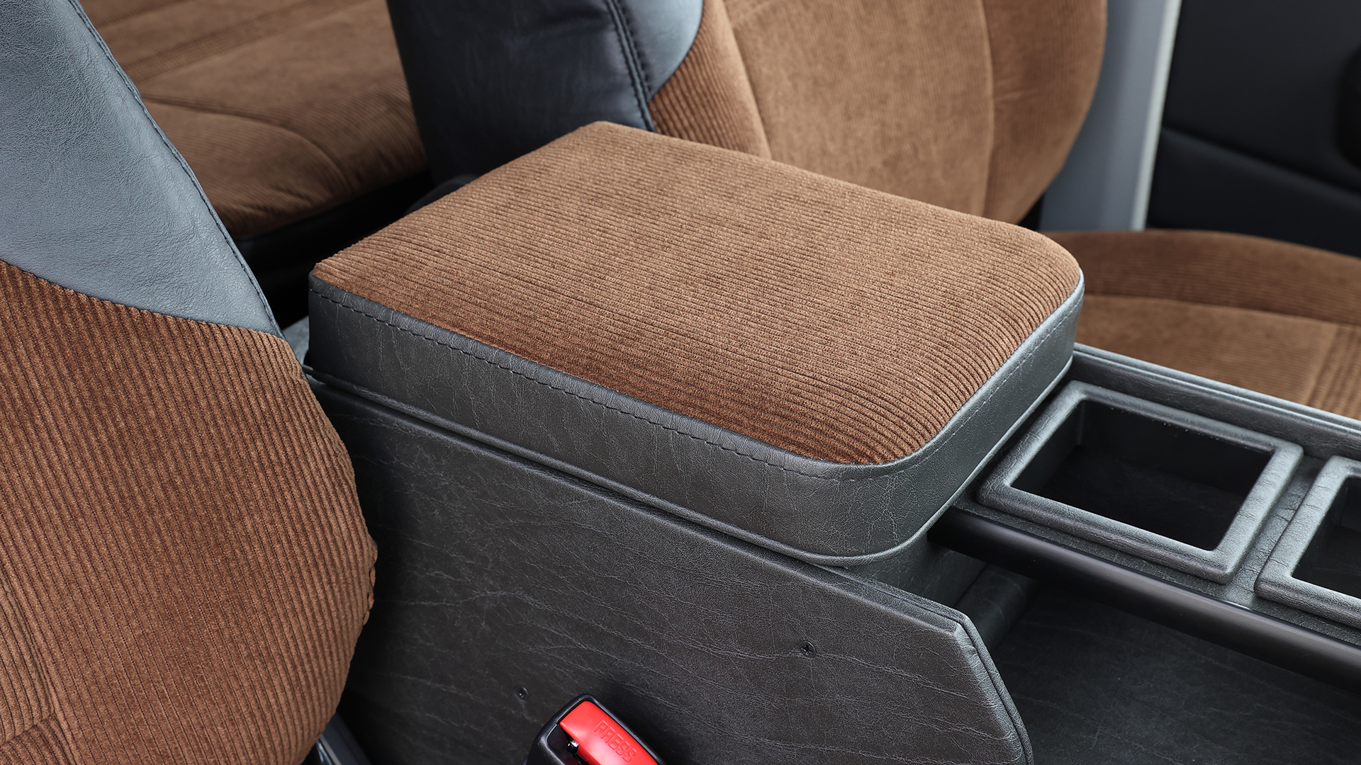 grace】現代的アップデートを図って「アームレスト」と「収納」を両立