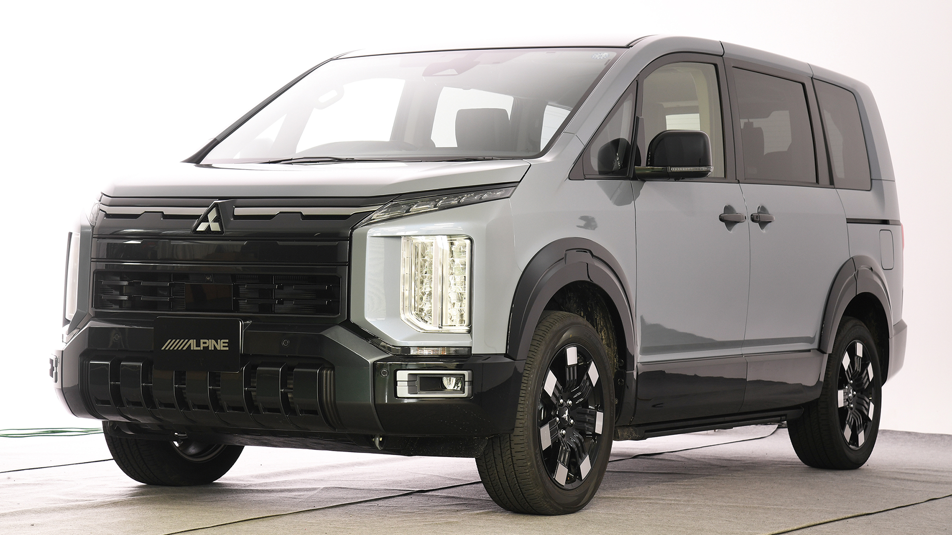 アルパイン】新型デリカD:5専用モデルが登場！機能性とフィット感が