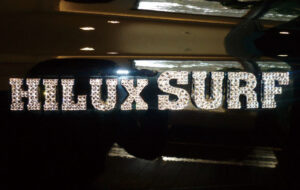 SWAROVSKI HILUX SURFエンブレム パーツ画像