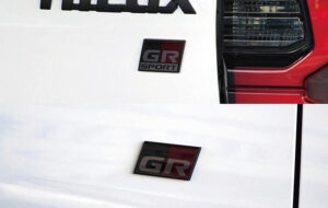 HILUX GR SPORTS専用エンブレムスモークフィルム パーツ画像