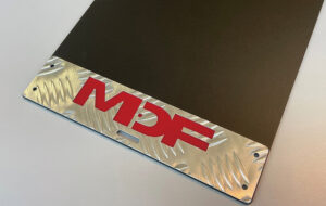 MDF デリカD:5専用オリジナルマッドフラップオプション ロゴカラープレート（レッド） パーツ画像