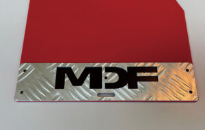 MDF デリカD:5専用オリジナルマッドフラップオプション ロゴカラープレート（ブラック） パーツ画像