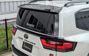 LAND CRUISER300系 リアゲートスポイラー パーツ画像